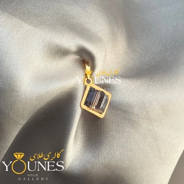 تصویر دوم آویز طلا سواروسکی مربعی خاکستری هفت رنگ